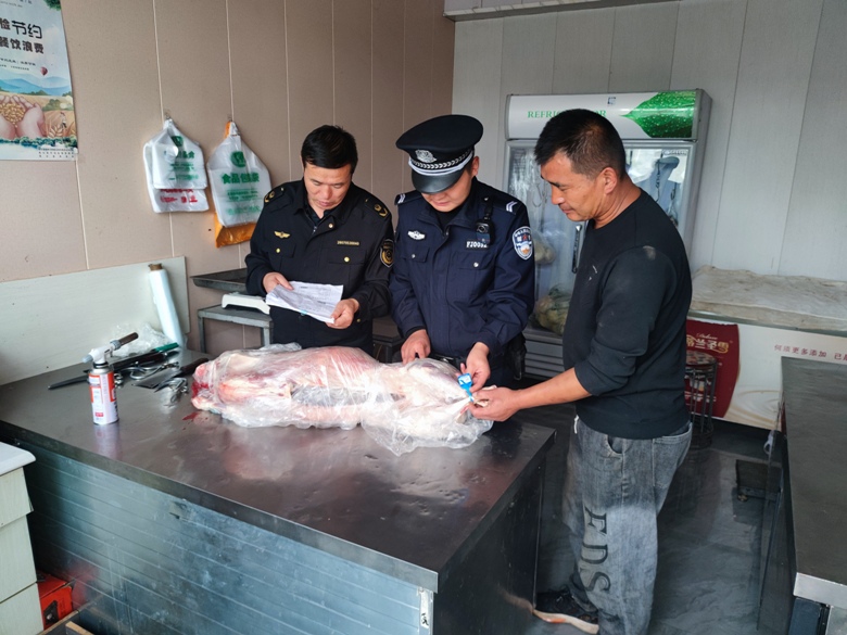 新壩鎮(zhèn)市場(chǎng)監(jiān)督管理所開展節(jié)前生鮮肉市場(chǎng)及全域安全綜合檢查行動(dòng)